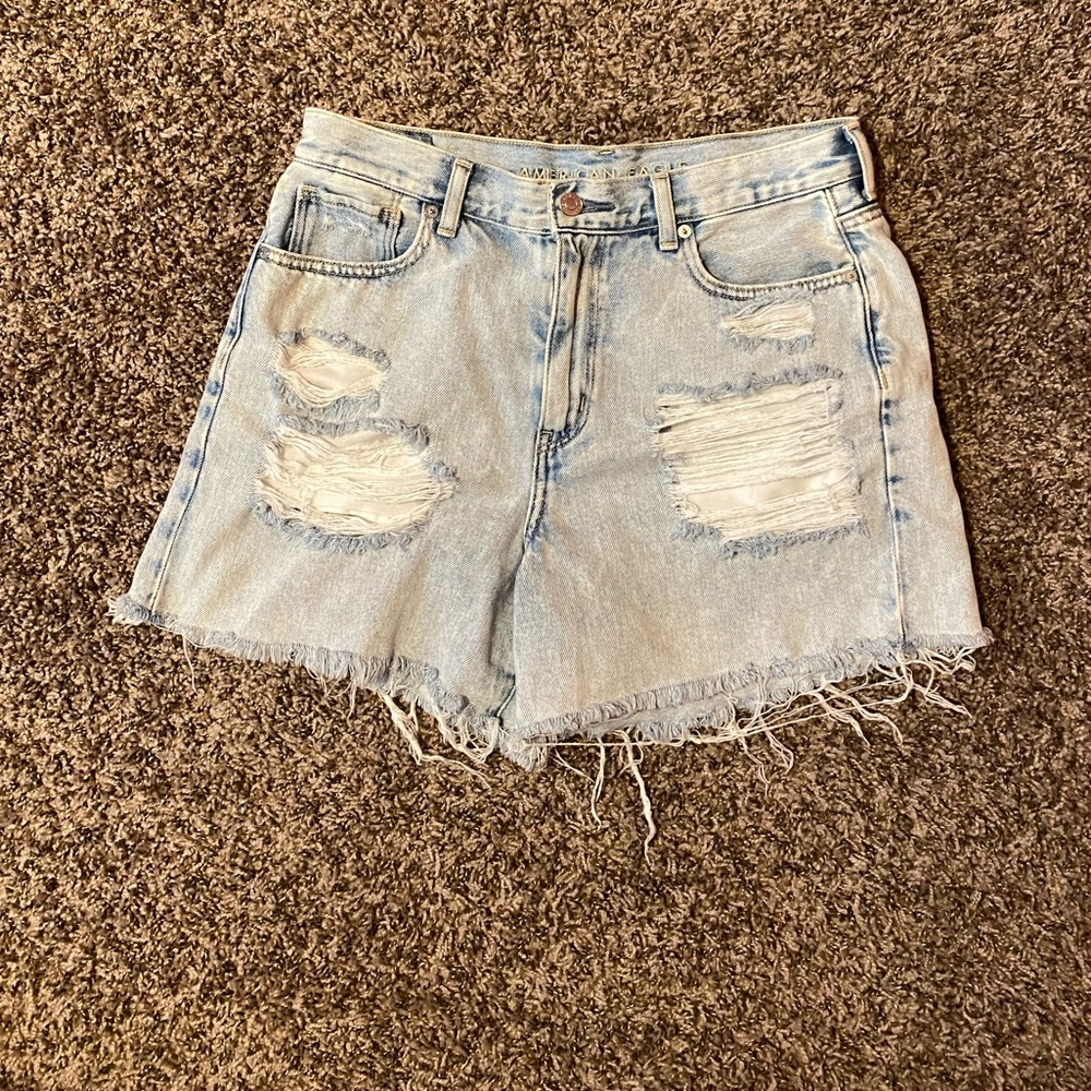 American eagle light wash Mom Short ripped